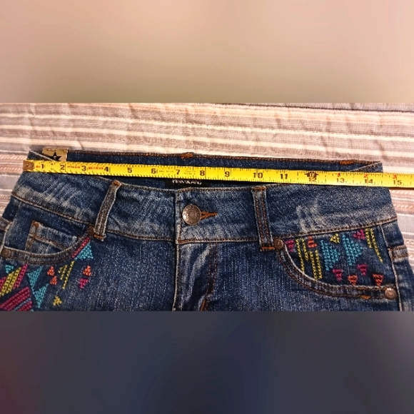 Celebrity Pink Junior's Sz 5 Low Rise Distressed Embroidered Stretch Jean Shorts - Picture 7 of 9